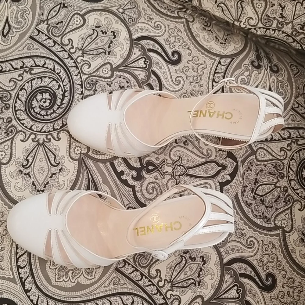 CHANEL elegant slingback